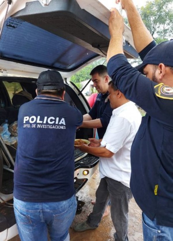 Agentes policiales en Coronel Oviedo ofrecieron olla popular sobre ruedas | Noticias Paraguay