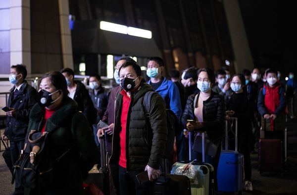 Miles de pasajeros abandonan Wuhan tras el fin del confinamiento