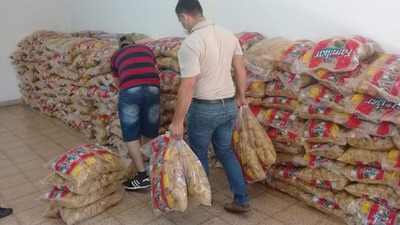 Estudiantes de la UNE apoyan a la Municipalidad de CDE, para preparar kits de alimentos