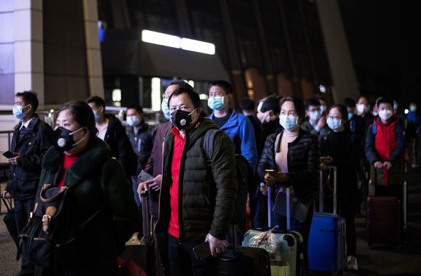 Miles de pasajeros abandonan Wuhan tras fin del confinamiento