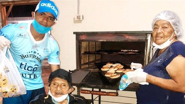 HOY / Un futbolista boliviano lleva pan hecho por su abuela a familias necesitadas