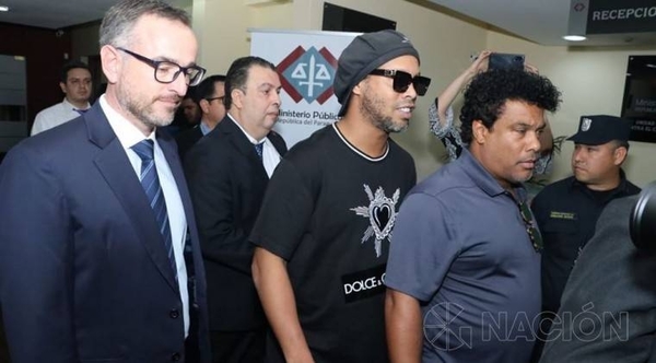 HOY / Tras pago de millonaria fianza, Ronaldinho Gaucho y su hermano cumplirán prisión domiciliaria