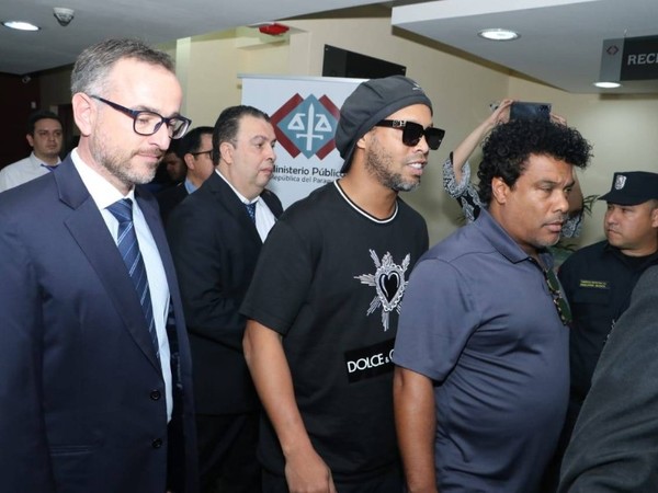 Conceden prisión domiciliaria para Ronaldinho y su hermano