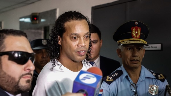 Otorgan arresto domiciliario a Ronaldinho tras el pago de una fianza millonaria - .::RADIO NACIONAL::.