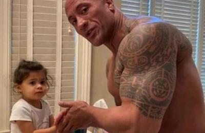 El tierno video de Dwayne Johnson enseñando a su hija a lavarse las manos contra el coronavirus - SNT