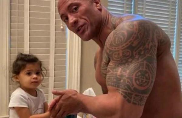 El tierno video de Dwayne Johnson enseñando a su hija a lavarse las manos contra el coronavirus - SNT