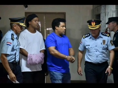RONALDINHO Y SU HERMANO SON BENEFICIADOS CON PRISIÓN DOMICILIARIA