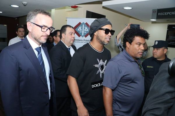 Ronaldinho cumplirá prisión domiciliaria