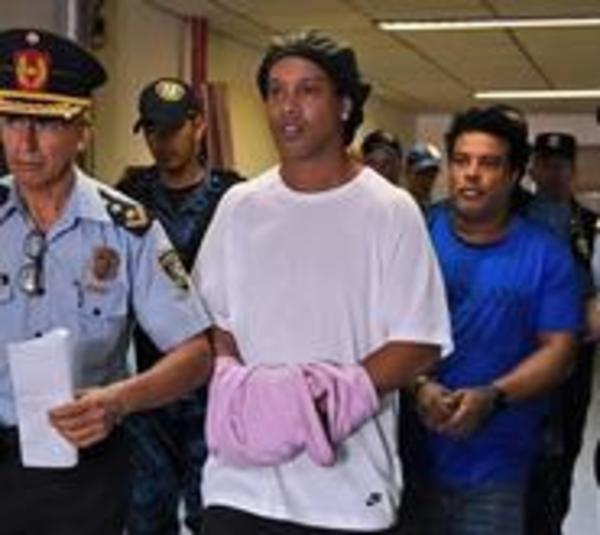 Conceden prisión domiciliaria a Ronaldinho y su hermano - Paraguay.com
