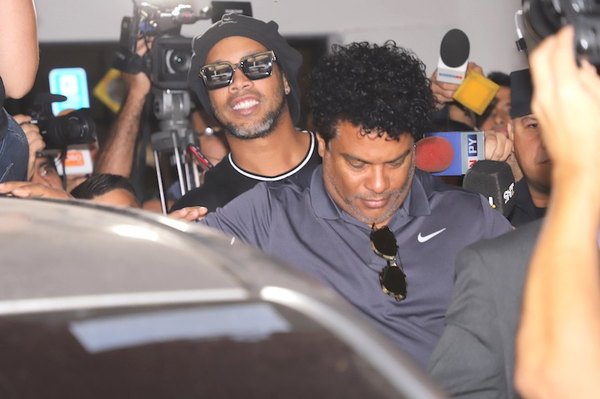 CASO RONALDINHO: El astro del fútbol pagó y ahora saldrá de prisión | Crónica