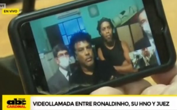 Ronaldinho finiquita su "pase" a un hotel