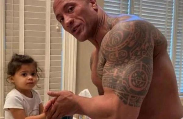 El tierno video de Dwayne Johnson enseñando a su hija a lavarse las manos contra el coronavirus - C9N