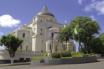 COVID-19: Basílica de Caacupé permanecerá cerrada hasta el 12 de abril  - Periodísticamente - ABC Color