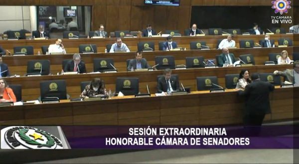 Renuncia servida en bandeja: Hasta mozos del Senado acompañan pedido contra Bajac - Nacionales - ABC Color