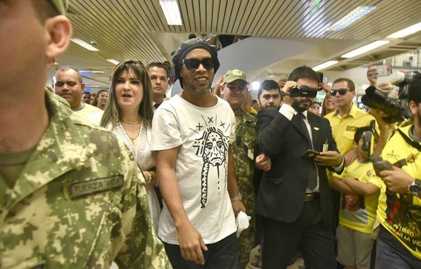 Ronaldinho generó “entusiasmo” entre reclusos de la Agrupación - Nacionales - ABC Color