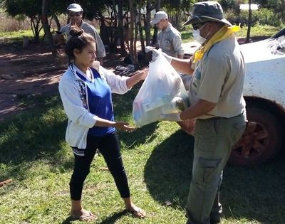 Familias que residen en asentamientos reciben kits de alimentos