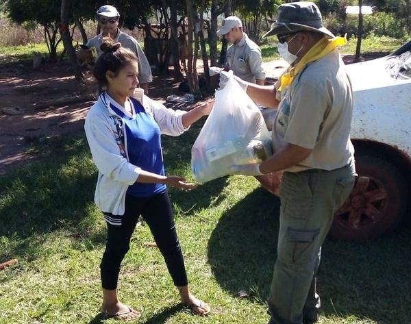 Familias que residen en asentamientos reciben kits de alimentos