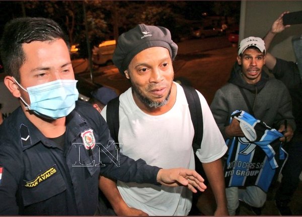 Ronaldinho se instala en hotel donde guardará prisión domiciliaria