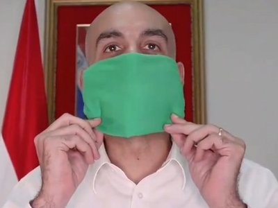 Julio Mazzoleni enseña cómo fabricar tapabocas de tela caseros