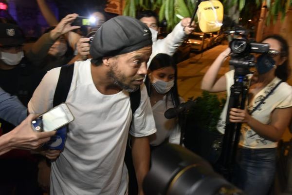 Tras un mes detenido, Ronaldinho ya está fuera de la Agrupación Especializada - Nacionales - ABC Color