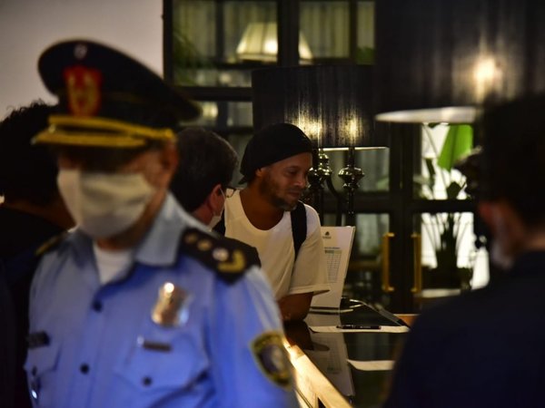 Ronaldinho abandona las rejas y ya está en un hotel de Asunción