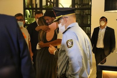El abrazo que reconforta el alma a Ronaldinho | Crónica