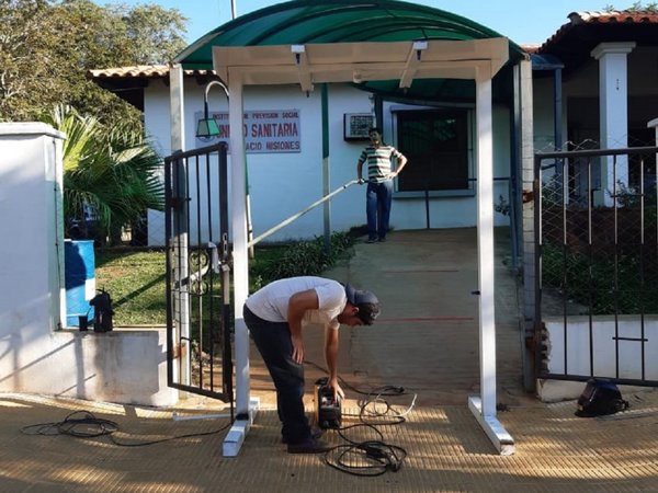 Jóvenes de San Ignacio fabrican aspersor automático y donan a hospital