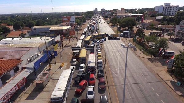 Fila de vehículos llegó a 3 kilómetros por los controles