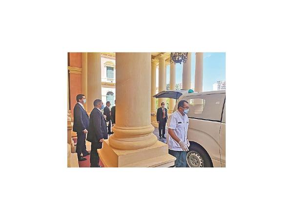 Funcionario se descompensó en Palacio y causó revuelo