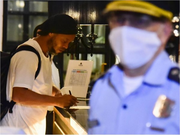 Ronaldinho dejó ayer   la Agrupación y cumplirá arresto en un hotel