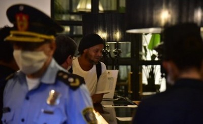 Ronaldinho y su hermano con prisión domiciliaria en un hotel