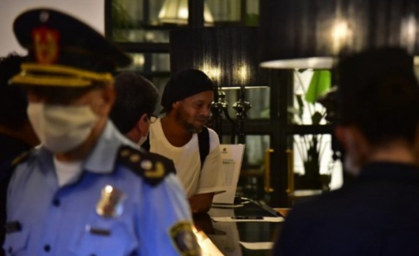 Ronaldinho y su hermano con prisión domiciliaria en un hotel