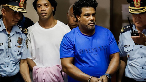 Ronaldinho y su hermano cumplirán prisión domiciliaria