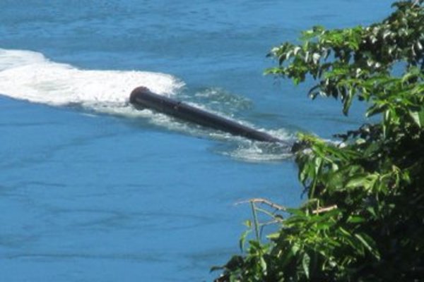 Denuncian que CDE arroja residuos líquidos al río Paraná - Informate Paraguay