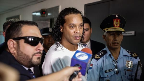 Ronaldinho dejó la cárcel y está con prisión domiciliaria en un hotel de Asunción | Radio Regional 660 AM