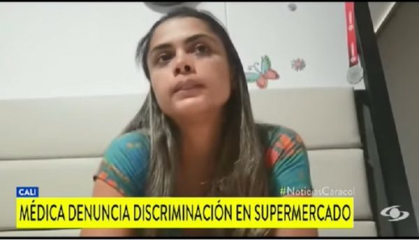 Doctora narra cómo fue echada de un súper por vestir su uniforme