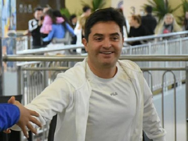 Hace su  cuarentena con cinco señoritas