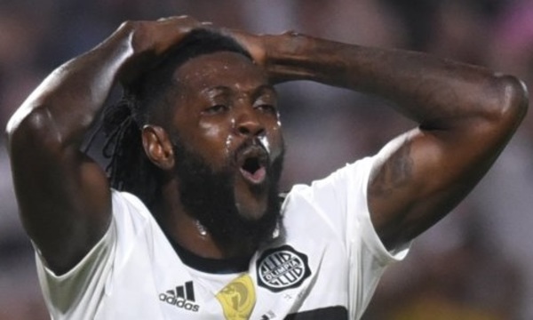 Sin Copa Libertadores, Adebayor podría dejar Olimpia