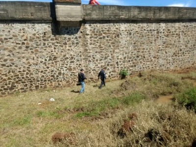 HALLAN MARIHUANA Y UN ESTOQUE DETRÁS DEL PENAL DE ITAPÚA