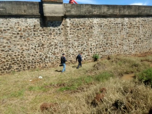 HALLAN MARIHUANA Y UN ESTOQUE DETRÁS DEL PENAL DE ITAPÚA