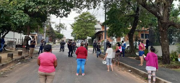 Familias del Bañado Sur fueron hasta la casa de Abdo para reclamar asistencia de la SEN - Nacionales - ABC Color