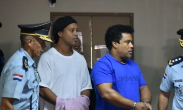 Ronaldinho beneficiado con la prisión domiciliaria