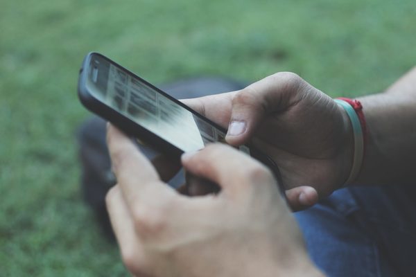 No se puede sostener que la educación digital es posible 'porque cada familia en su casa tiene un celular', critica experta