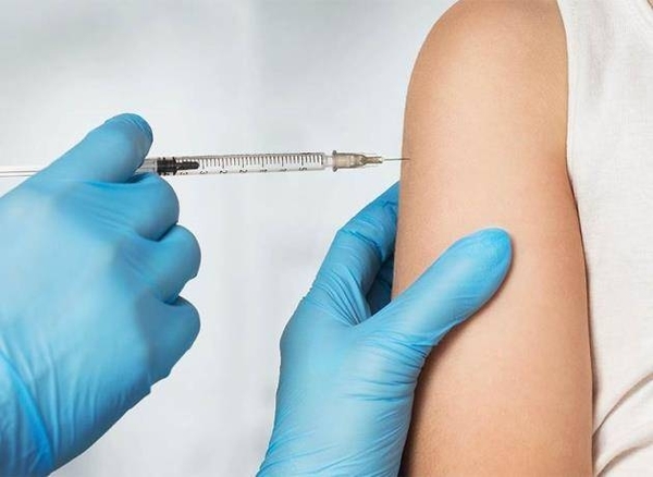 HOY / Pacientes en cuarentena o con COVID-19 positivo no deben recibir vacuna contra influenza