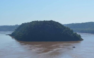 Canoa con droga incautada por Policía Federal en la Isla Acaray