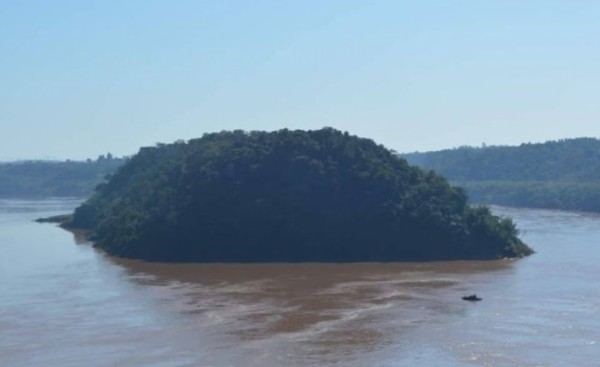 Canoa con droga incautada por Policía Federal en la Isla Acaray