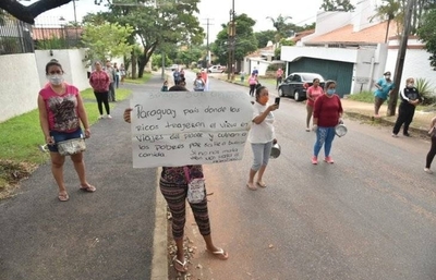 HOY / Bañadenses fueron hasta la casa de Mario Abdo para exigir asistencia