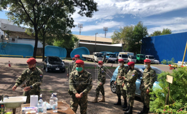 HOY / Fuerzas Armadas realixa tarea de distribución de comida a sectores carenciados de Asunción