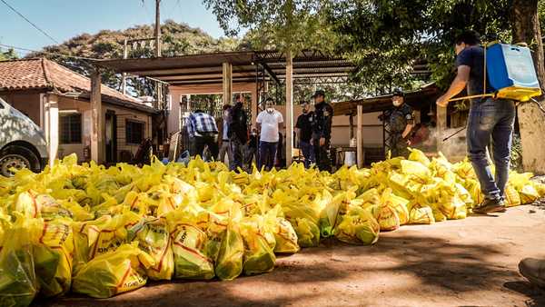 Sectores vulnerables reciben kits de alimentos del Shopping París - Noticde.com