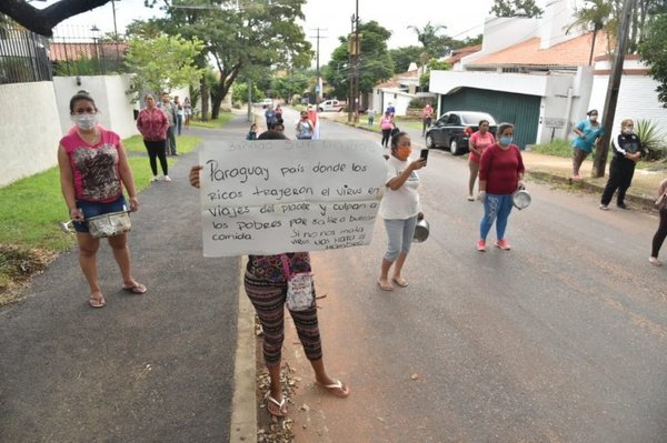 Exigen subsidio al son de cacerolazos frente a la casa de Mario Abdo | Noticias Paraguay
